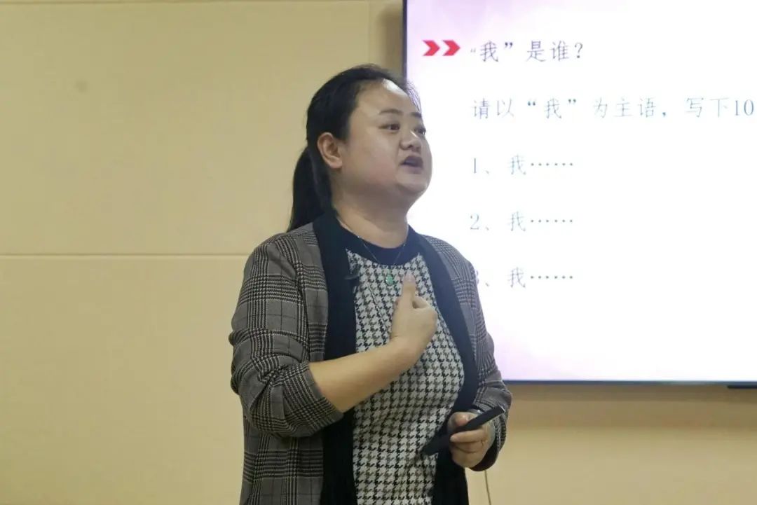 邹晓抒老师向学生发出问题.jpg